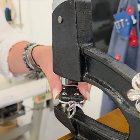 Realizamos a mano cada parte de nuestras piezas en charlotte sacs, bolsos, carteras y accesorios que llevna tu impronta