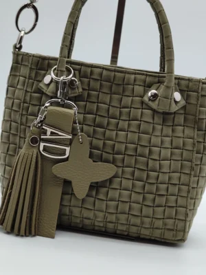 Amelie-verde-trenzado-charlotte3 Detalle de piel argentina en bolso Ameliè