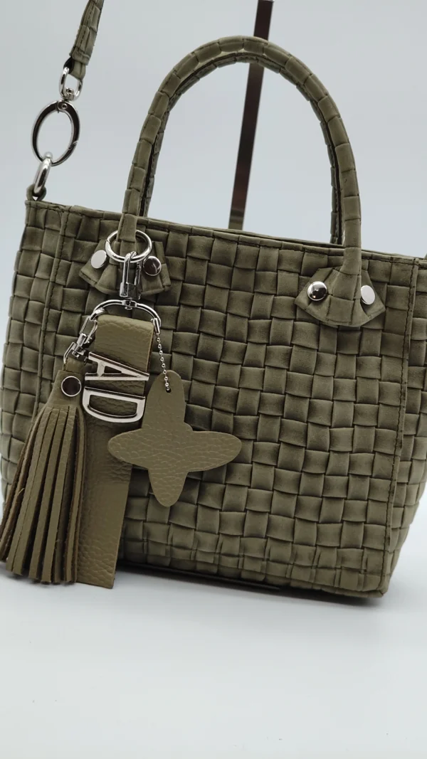 Amelie-verde-trenzado-charlotte3 Detalle de piel argentina en bolso Ameliè