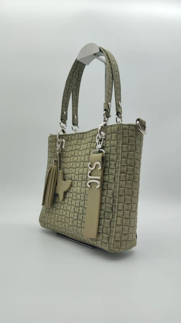 Bolso Paris Petit Charlotte Signature Verde Trenzado 4 Paris Petit verde textura trenzado detalle frontal