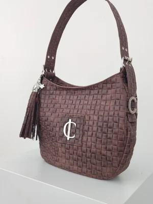 Bolso Rimini Grand Charlotte Signature Choco Trenzado 2 Rimini Grand chocolate textura trenzado detalle de piel