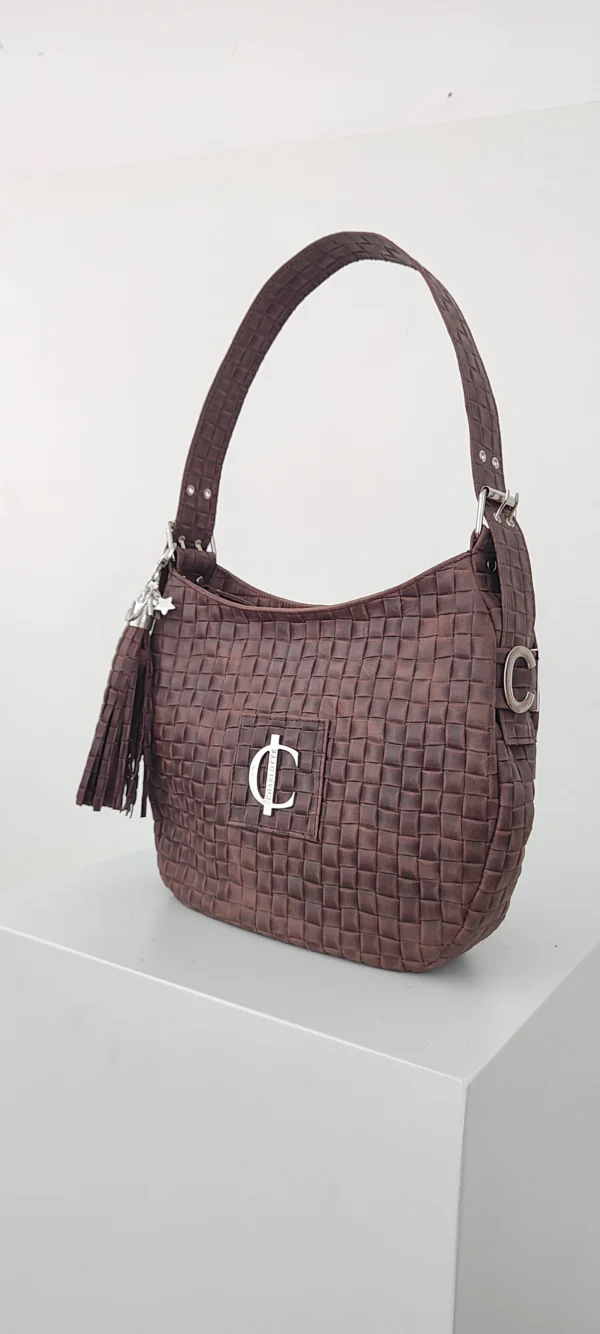 Bolso Rimini Grand Charlotte Signature Choco Trenzado 2 Rimini Grand chocolate textura trenzado detalle de piel