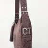 Bolso Rimini Grand Charlotte Signature Choco Trenzado 3 Rimini Grand choco vista lateral textura trenzada
