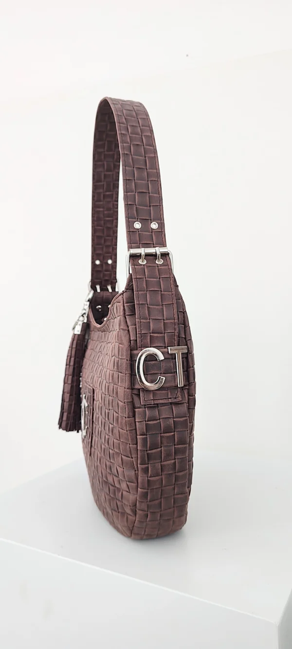 Bolso Rimini Grand Charlotte Signature Choco Trenzado 3 Rimini Grand choco vista lateral textura trenzada