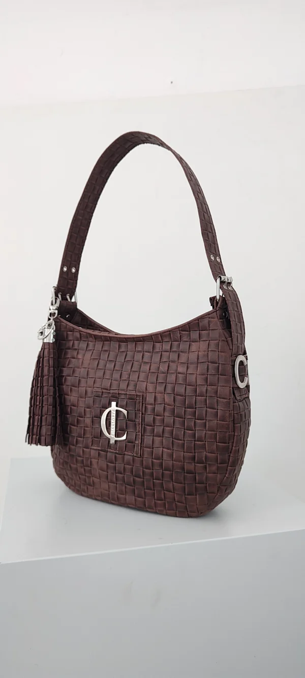 Bolso Rimini Grand Charlotte Signature Choco Trenzado 4 Detalle de trenzado artesanal en bolso grande choco