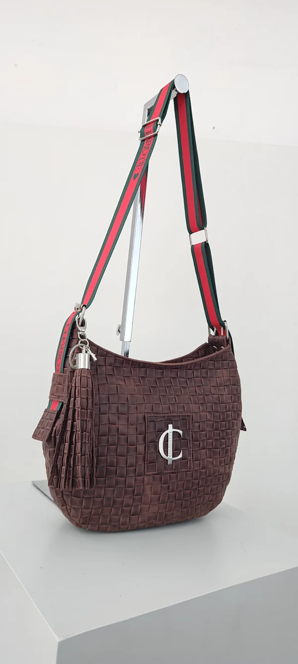 Bolso Rimini Grand Charlotte Signature Choco Trenzado 7 Rimini Grand color chocolate uso al hombro piel trenzada