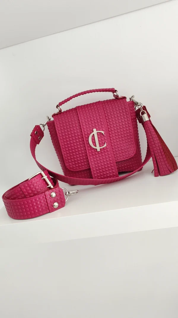 Bolso Roma 3 en 1 Charlotte Signature Fucsia Piramidal 2 ROMA fucsia uso bandolera acabado geométrico