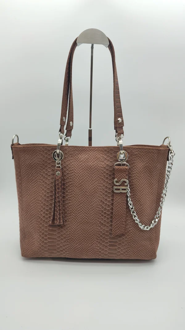 Bolso grande Paris Grand Charlotte Signature Choco Anaconda 1 Paris Grand color chocolate textura anaconda vista frontal
