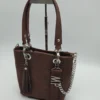 Bolso grande Paris Mini Charlotte Signature Choco Anaconda 2 Paris Mini chocolate textura anaconda detalle de piel