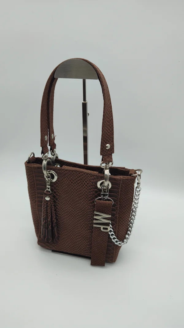 Bolso grande Paris Mini Charlotte Signature Choco Anaconda 2 Paris Mini chocolate textura anaconda detalle de piel