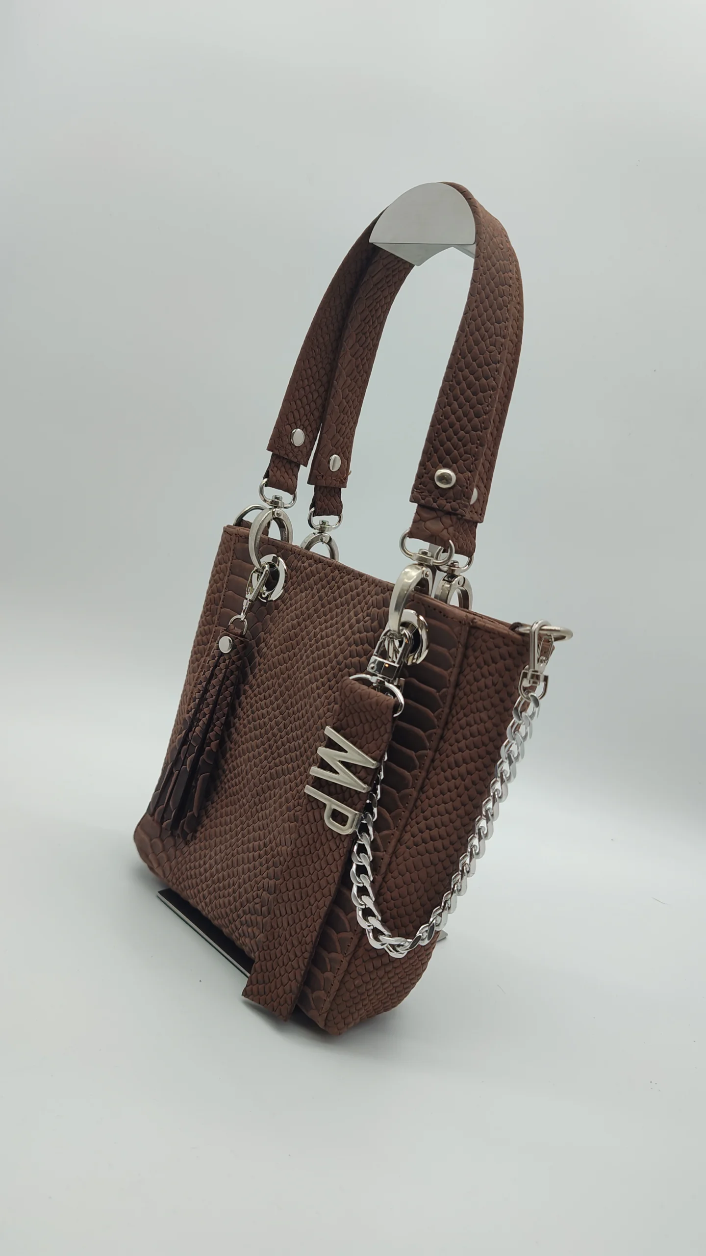 Paris Mini color chocolate acabado reptil elegante
