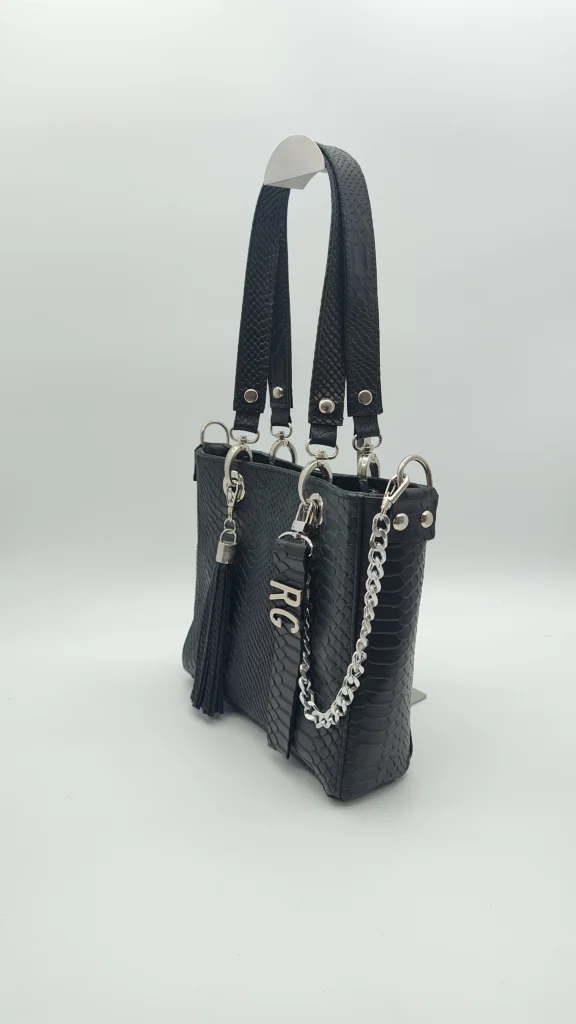 Bolso mediano negro textura reptil vista lateral
