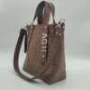 Bolso tote Delfina Charlotte Choco croco 2 Detalle de textura croco chocolate en bolso Delfina