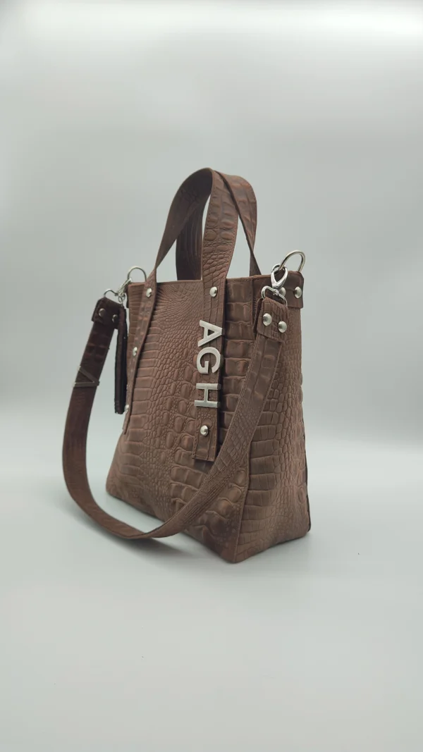 Bolso tote Delfina Charlotte Choco croco 2 Detalle de textura croco chocolate en bolso Delfina