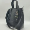 Bolso tote Delfina Charlotte Negro croco 2 Detalle de textura croco en bolso Delfina negro
