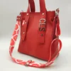 Bolso tote Delfina Charlotte Rojo Floater 2 Detalle de textura floater roja en bolso Delfina