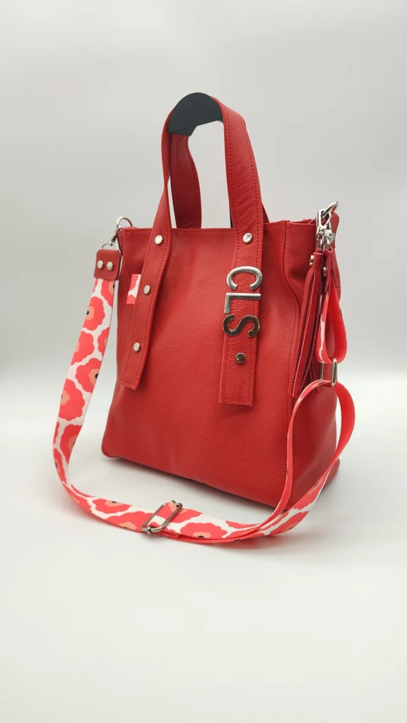 Detalle de textura floater roja en bolso Delfina