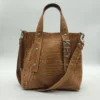 Bolso tote Delfina Charlotte Suela Croco 1 Bolso tote Delfina color suela en piel grabada efecto croco vista frontal