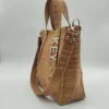 Bolso tote Delfina Charlotte Suela Croco 4 Bolso Delfina suela con grabado croco y asas estructuradas