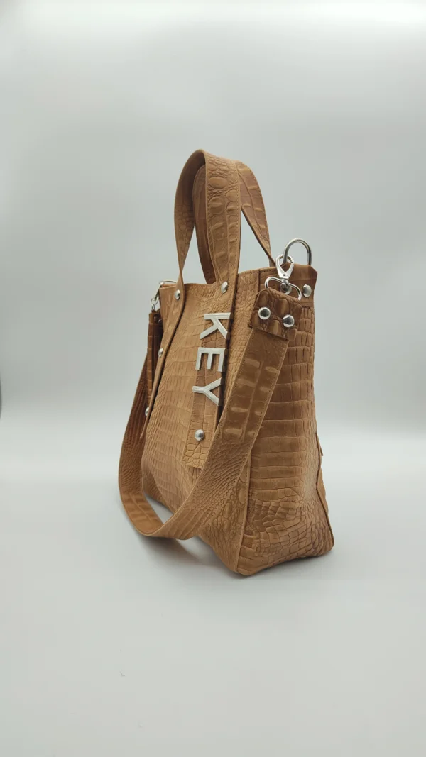 Bolso tote Delfina Charlotte Suela Croco 4 Bolso Delfina suela con grabado croco y asas estructuradas