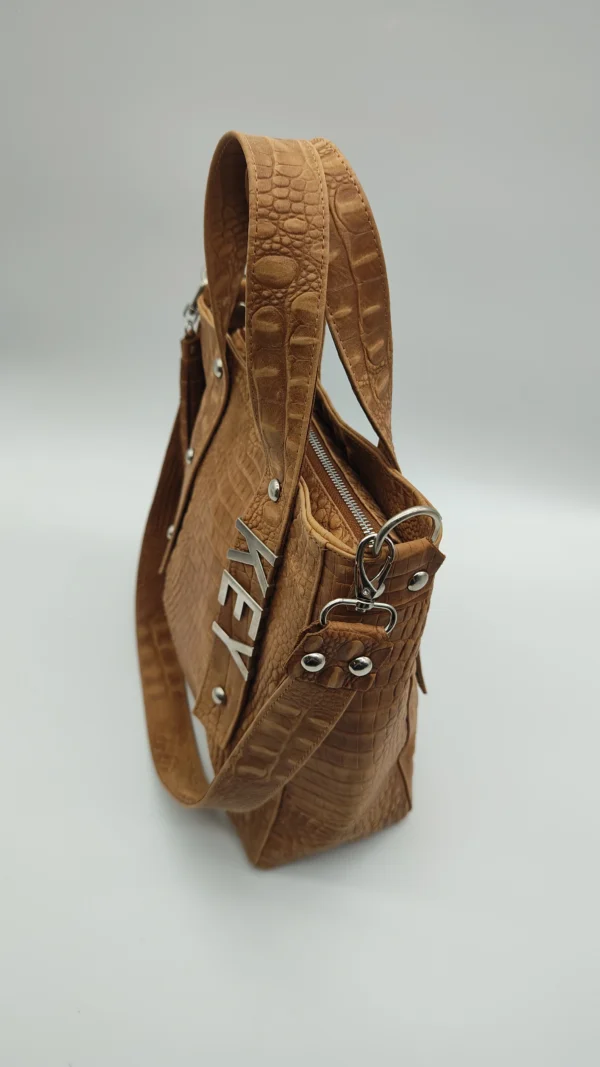 Bolso tote Delfina Charlotte Suela Croco 5 Detalle de textura croco en piel suela del bolso Delfina