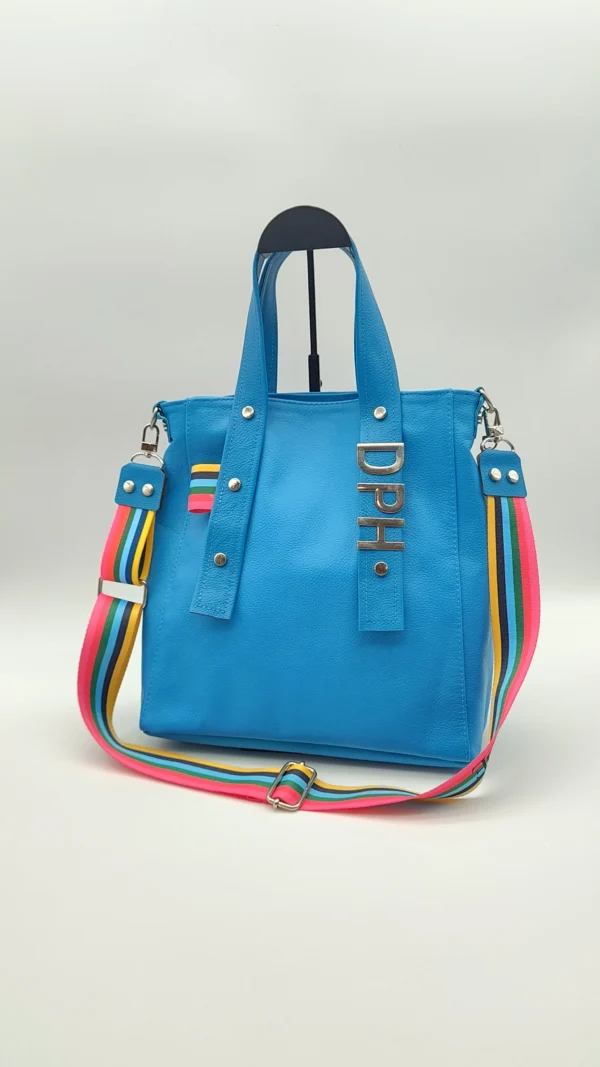 Bolso tote Delfina Charlotte Turquesa Fucsia 2 Detalle de combinación de color turquesa-fucsia en Delfina