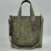 Bolso tote Delfina Charlotte Verde Croco 1 Bolso tote Delfina verde en piel grabada efecto croco vista frontal