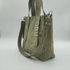 Bolso tote Delfina Charlotte Verde Croco 2 Detalle de textura croco verde en piel del bolso Delfina