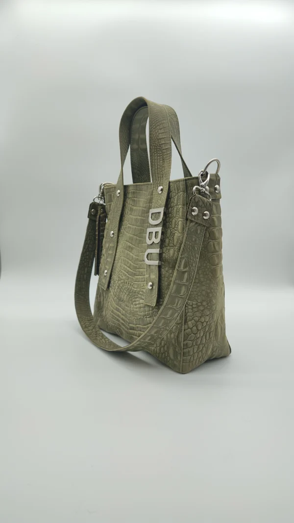 Bolso tote Delfina Charlotte Verde Croco 2 Detalle de textura croco verde en piel del bolso Delfina
