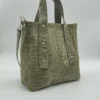 Bolso tote Delfina Charlotte Verde Croco 3 Bolso Delfina verde croco con asas estructuradas y formato amplio