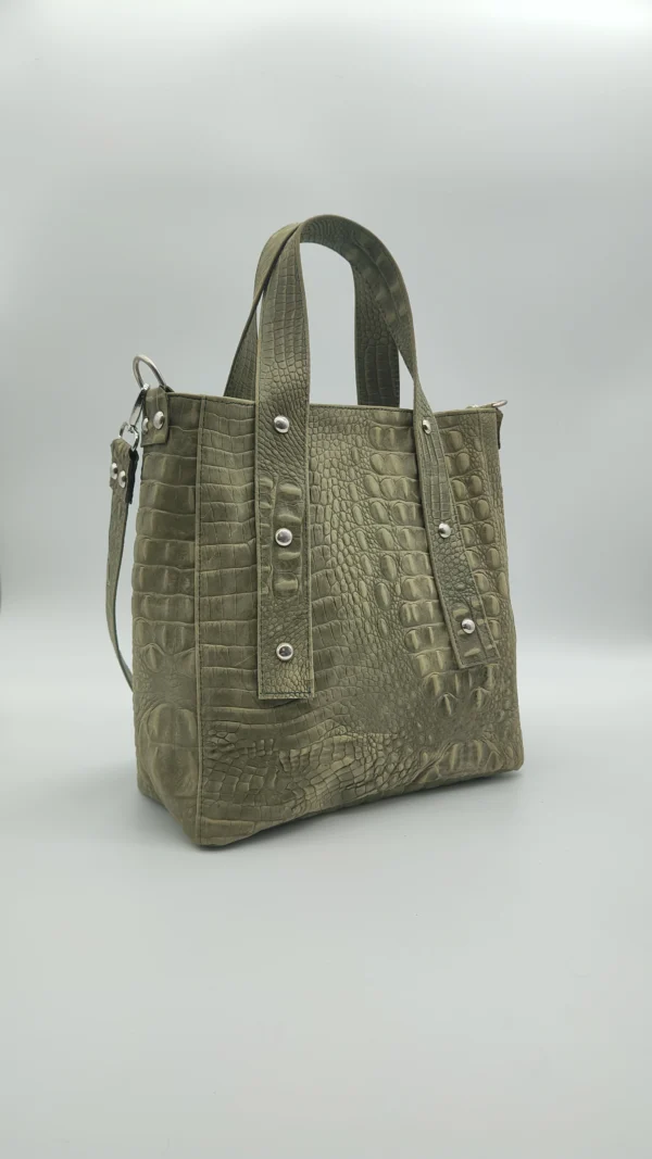 Bolso tote Delfina Charlotte Verde Croco 3 Bolso Delfina verde croco con asas estructuradas y formato amplio