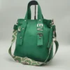 Bolso tote Delfina Charlotte Verde Floater 2 Detalle de textura floater verde en Delfina