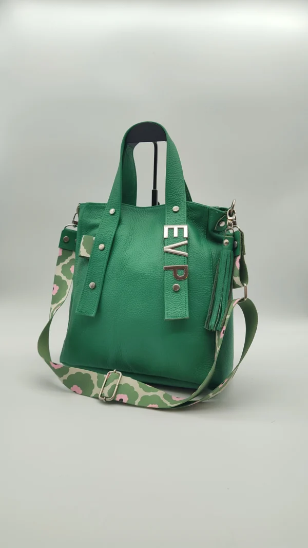 Bolso tote Delfina Charlotte Verde Floater 2 Detalle de textura floater verde en Delfina