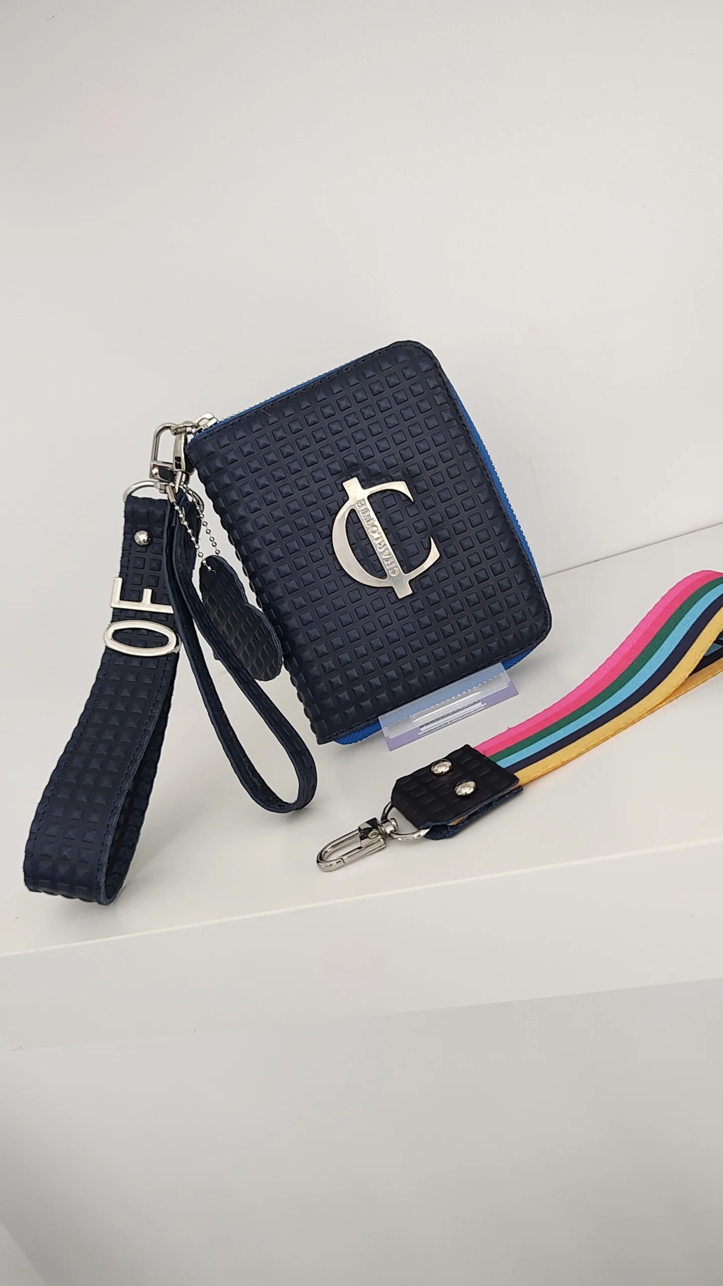 Cartera compacta azul marino acabado piramidal elegante