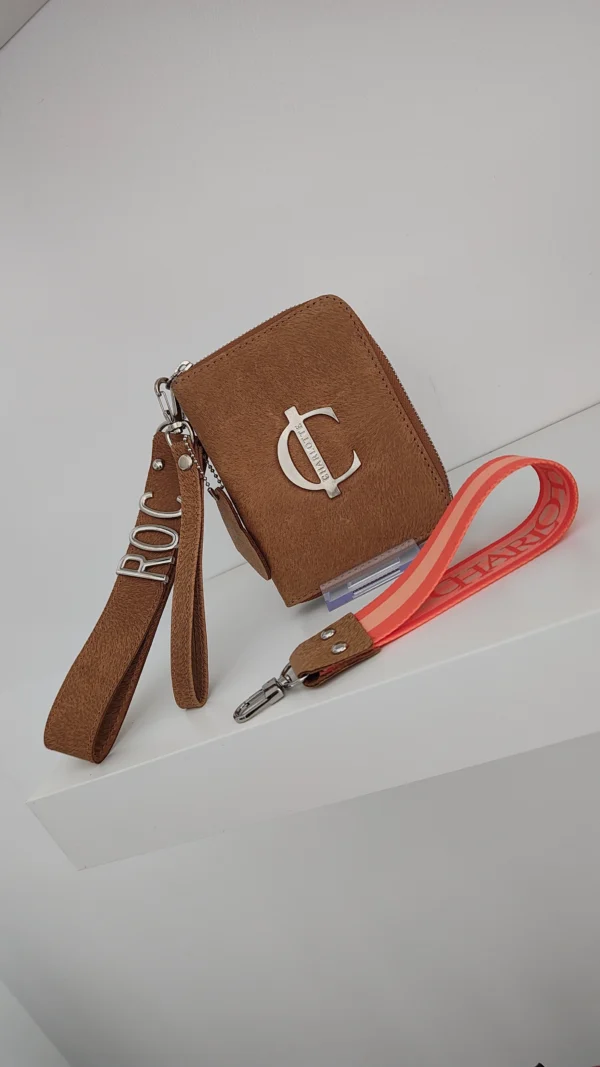 Cartera piel Mini Verona Charlotte Suela acabado piel con pelo 1 Cartera Mini Verona color suela textura pelo natural