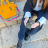 Detalle uso Delfina Amarilla personalizada Bolso delfina charlotte sacs personalizado en Amarillo con strap e iniciales