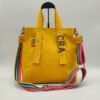 Bolso tote delfina charlotte amarillo Detalle de textura floater amarilla en bolso Delfina