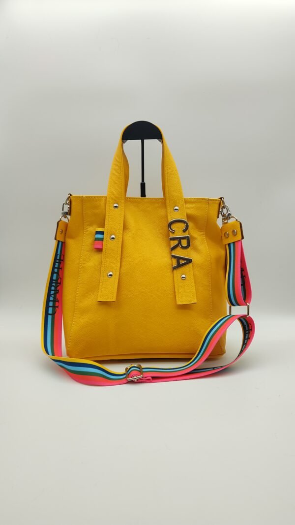 Bolso tote delfina charlotte amarillo Detalle de textura floater amarilla en bolso Delfina