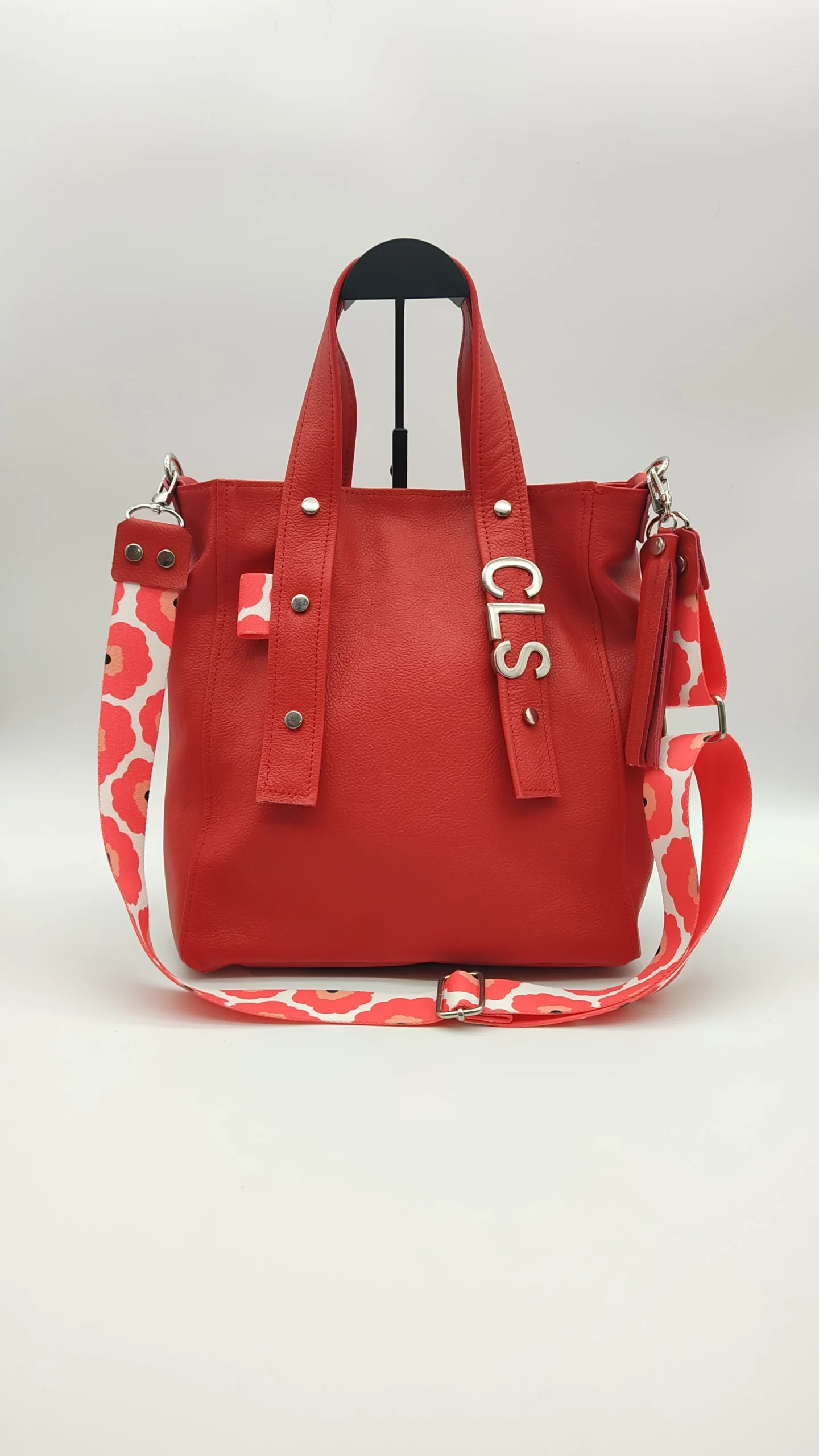 Bolsos artesanales de piel y Bolsos artesanales veganos diseñados en atelier en Girona
