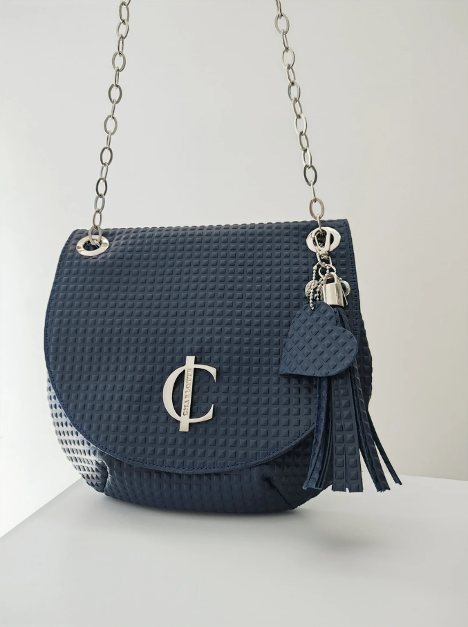 Detalle de textura en piel del bolso Isabella de Charlotte Sacs