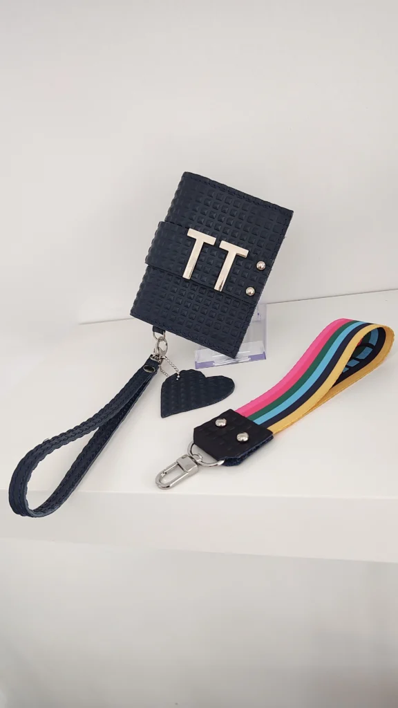 Mini cartera Charlotte Signature Azul marino piramidal