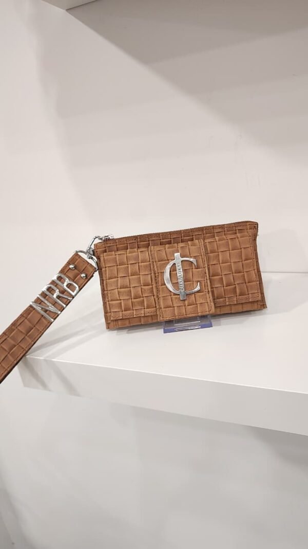 WhatsApp Image 2025-11-09 at 20.59.04 (2) Cartera Charlotte Signature | Porta Móvil