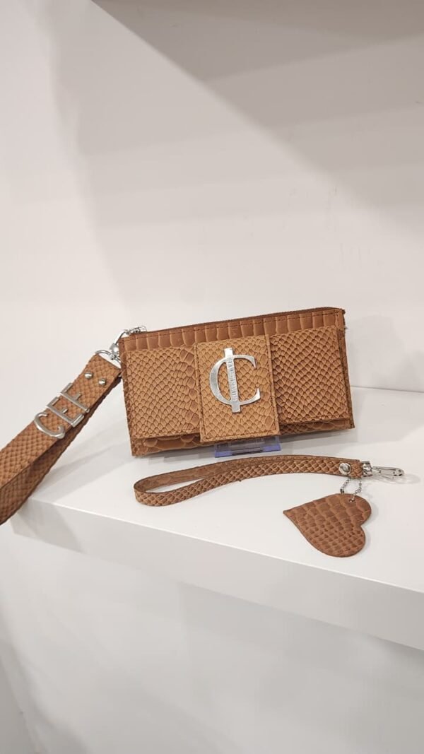 WhatsApp Image 2025-11-09 at 20.59.05 Cartera Charlotte Signature | Porta Móvil