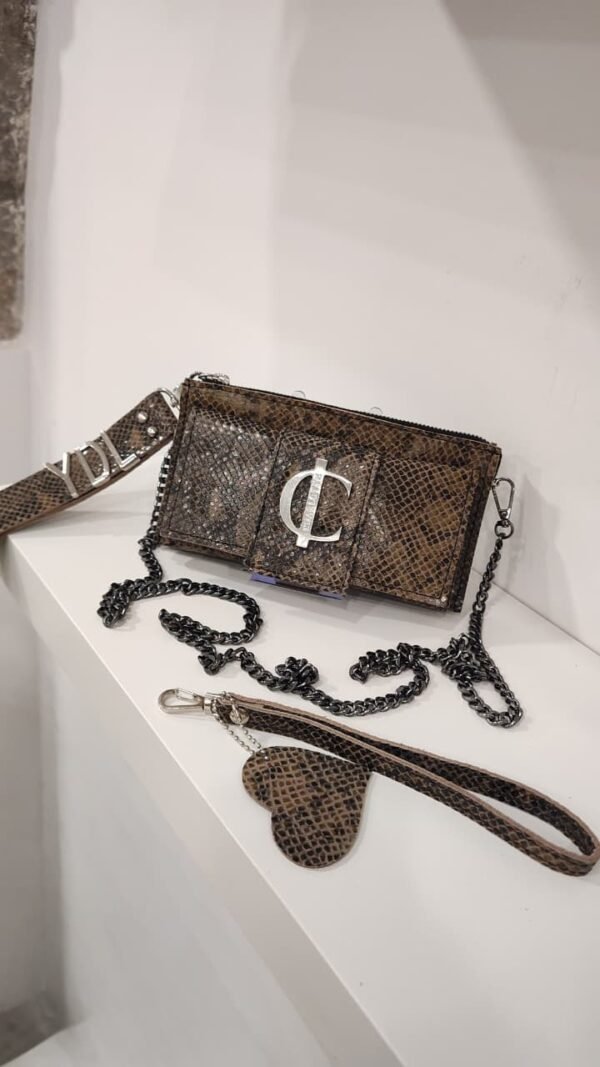 WhatsApp Image 2025-11-09 at 20.59.06 (1) Cartera Charlotte Signature | Porta Móvil