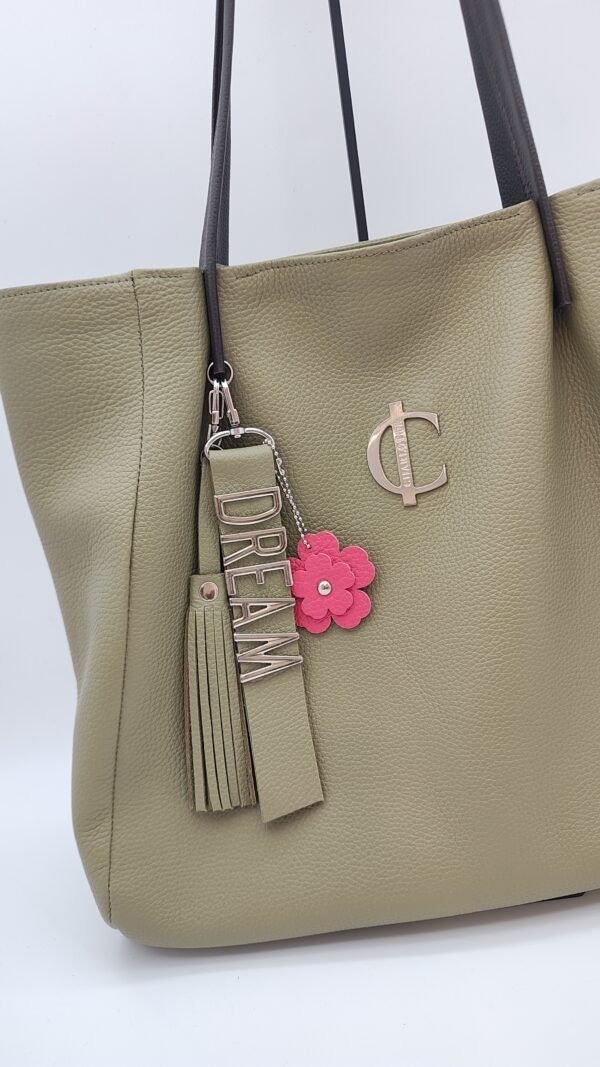 Detalle de charm personalizado en bolso Luna Luna