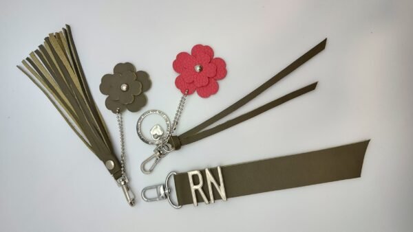 Charm de piel con letras y corazón Charms Personalizados
