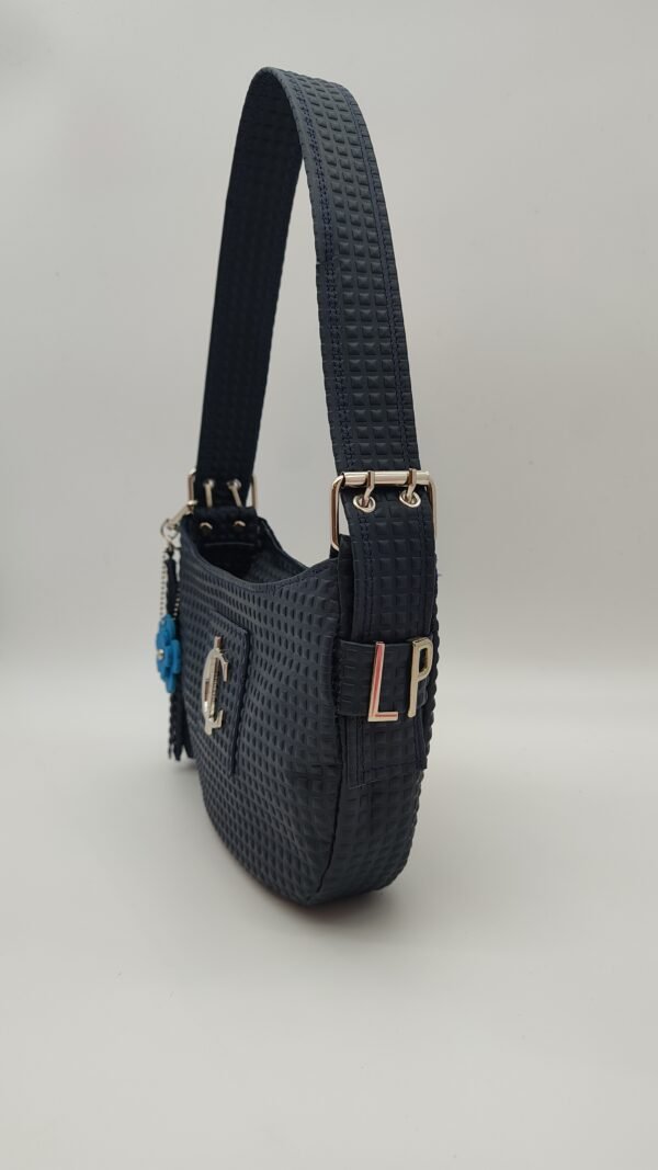 Detalle de piel argentina en bolso Rimini Petit Sac Rimini