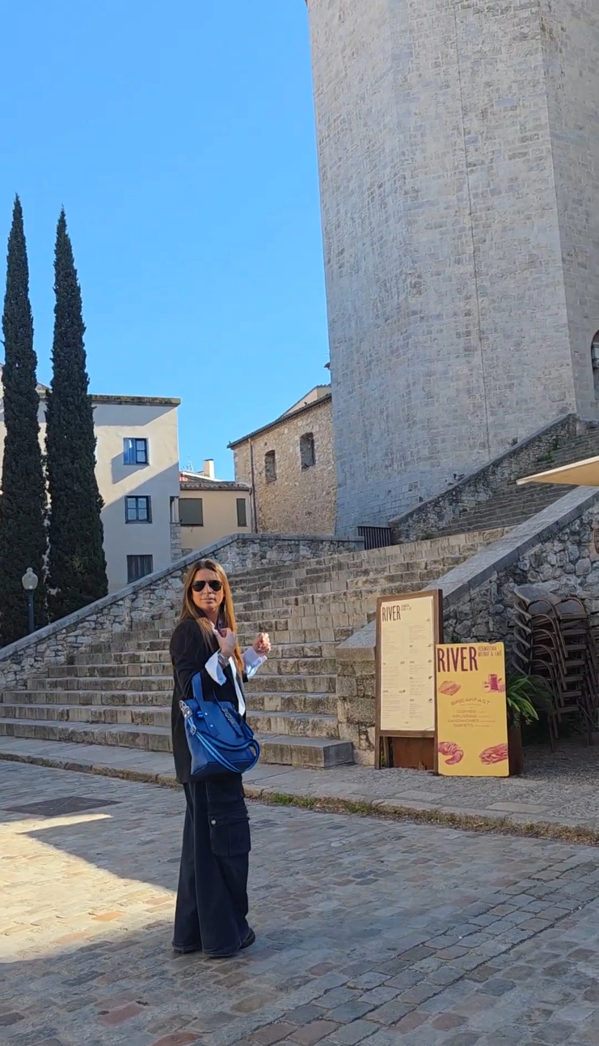 bolso Tote Delfina piel-caminando-ciudad-charlotte sacs girona españa trama azul piramidal