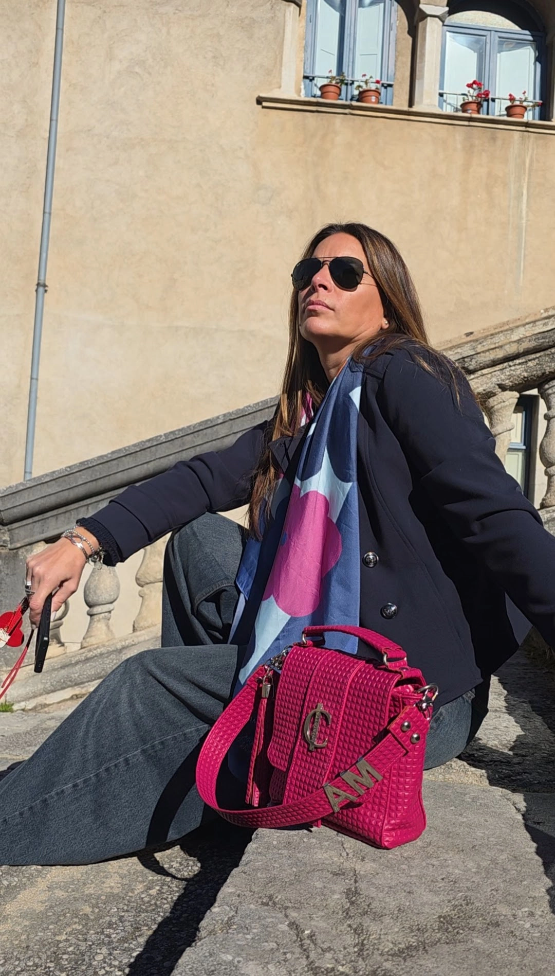 bolso roma signature-piel-fucsia-look-urbano-charlotte-sacs personalizado con charm personalizado