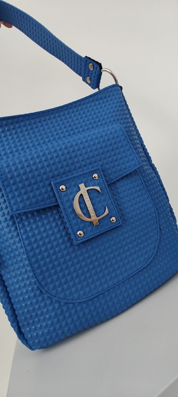 Detalle de bolsillo externo en bolso ABBY ABBY Signature